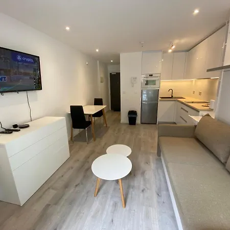 Modern At The Hub Apartment *