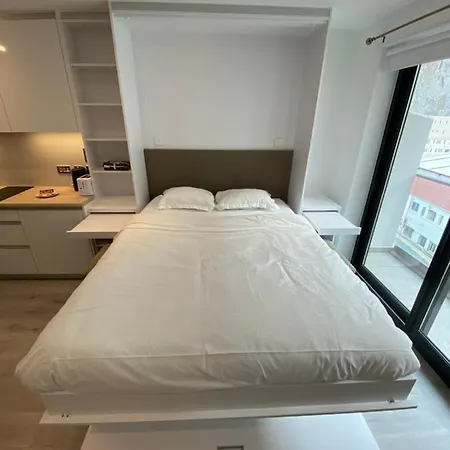Modern At The Hub Apartment